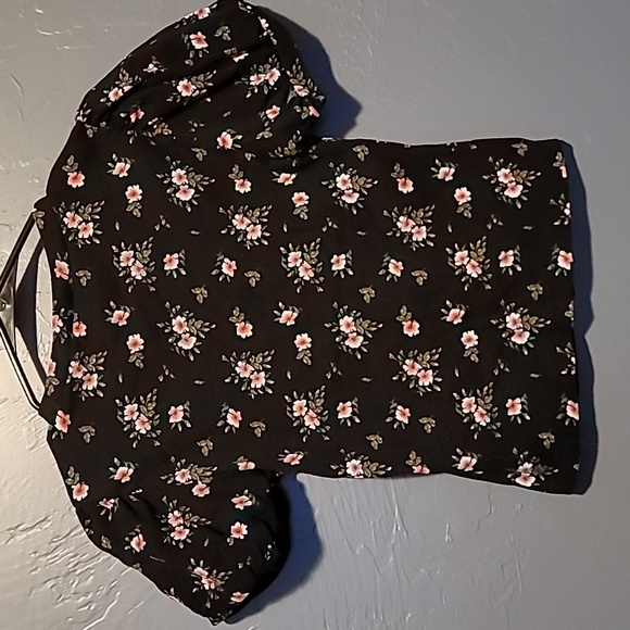 Form-fitting Stretchy Crop Top with Roses - Picture 5 of 6